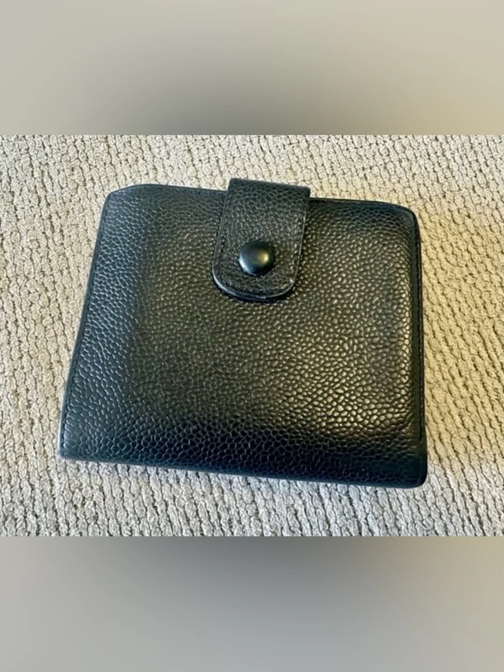 CHANEL Black Caviar Leather Compact Wallet with Embossed CC - Picture 2 of 5